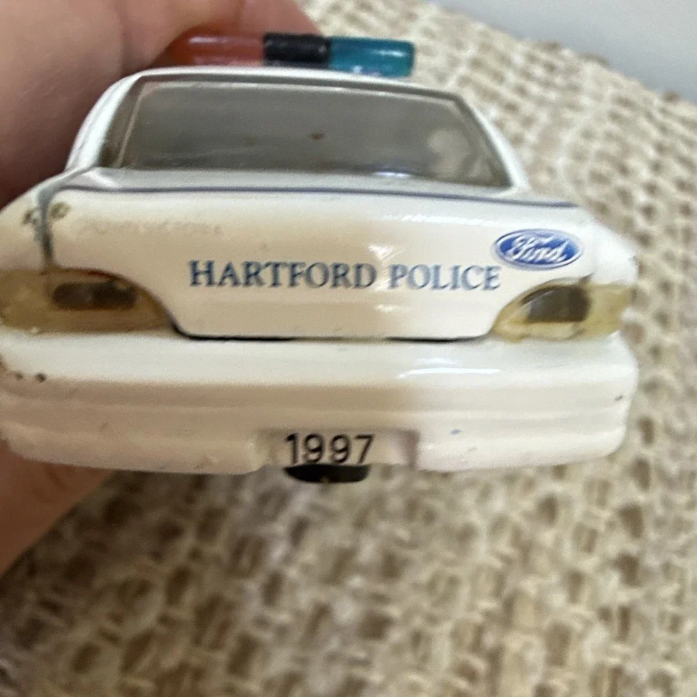 Road Champs Ford Crown Victoria Hartford Police Car 1997 White/Blue Diecast